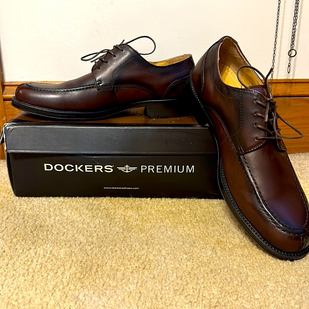 NWT!! Men’s SZ 8.5 Dockers Premium Phoenician Mahogany Leather Shoes.